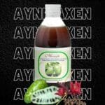 noni bebida botánico, presentado en una botella de vidrio, fruta de noni con hojas de noni.