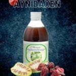 noni bebida botánico, presentado en una botella de vidrio, fruta de noni con hojas de noni.