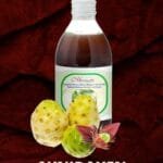 noni bebida botánico, presentado en una botella de vidrio, fruta de noni con hojas de noni.