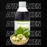 Enoni bebida botánico, presentado en una botella de vidrio, fruta de noni con hojas de noni.