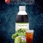 noni bebida botánico, presentado en una botella de vidrio, fruta de noni con hojas de noni.