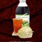 noni bebida botánico, presentado en una botella de vidrio, fruta de noni con hojas de noni.