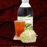 noni bebida botánico, presentado en una botella de vidrio, fruta de noni con hojas de noni.