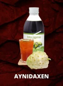 noni bebida botánico, presentado en una botella de vidrio, fruta de noni con hojas de noni.