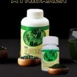 pomo de Tabletas de Spirulina de DXN en dos tamaños con una cuchara de spirulina en polvo.