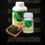 pomo de Tabletas de Spirulina de DXN en dos tamaños con una cuchara de spirulina en polvo.