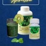 pomo de Tabletas de Spirulina de DXN en dos tamaños con una cuchara de spirulina en polvo.