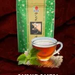 Es un té compuesto de una mezcla de hiervas, es suave y no contiene cafeína, colorante artificial, ni conservadores.