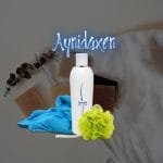 gel de baño con Ganoderma representado en botella con esponja de bañar toalla azul