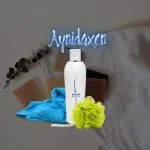 gel de baño con Ganoderma representado en botella con esponja de bañar toalla azul
