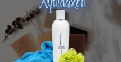 gel de baño con Ganoderma representado en botella con esponja de bañar toalla azul