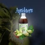 noni bebida botánico, presentado en una botella de vidrio, fruta de noni con hojas de noni.