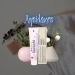 pasta dental caja sellada y pasta suelta con adornos de macetas de flores.