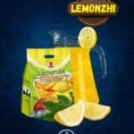 Limonzhi con una jarra lleno de limonada y limones partidos