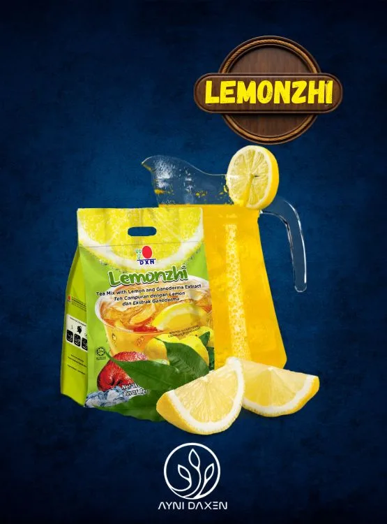 Lemonzhi con una jarra lleno de limonada y limones partidos