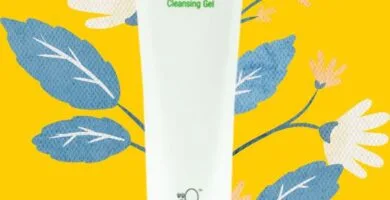 pomo mediano con una crema para limpiar la piel.