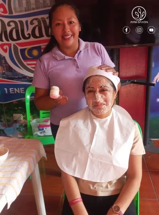 mascarilla de jabón de DXN una persona que aplica y el modelo
