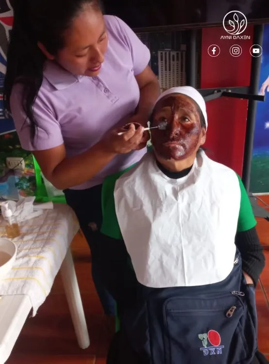 mascarilla de Cocozhi de DXN una persona que aplica y el modelo
