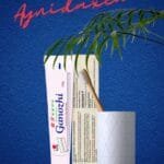 pasta dental caja sellada y pasta suelta con adornos de cepillos de diente.