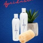 2 botellas de Body Foam mas una esponja de baño y una planta de adorno.