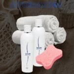 Body Foam dos botellas 3 toallas de color blanco una esponja de baño rosada