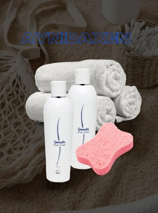 Body Foam dos botellas 3 toallas de color blanco una esponja de baño rosada