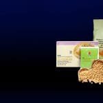 NutriZhi en caja y en sobre por unidad, vaso de leche de soya, con granos de soya.