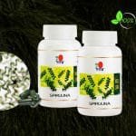 cápsulas de Espirulina de DXN presentación en pomo. con las cápsulas y la espirulina en microscopio