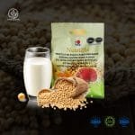 NutriZhi en caja y en sobre por unidad, vaso de leche de soya. Granos de soya