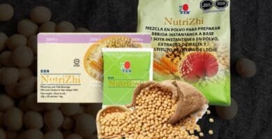 NutriZhi en caja y en sobre por unidad, vaso de leche de soya. Granos de soya