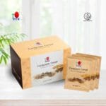 Cordyceps Cereal DXN representada en una caja y por sobres con cacao y el hongo oruga Cordyceps.